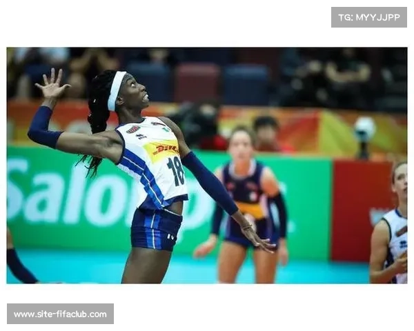 埃格努训练扣球意外击碎摄像机镜头引发广泛热议 埃格努训练扣球意外击碎摄像机镜头引发广泛热议